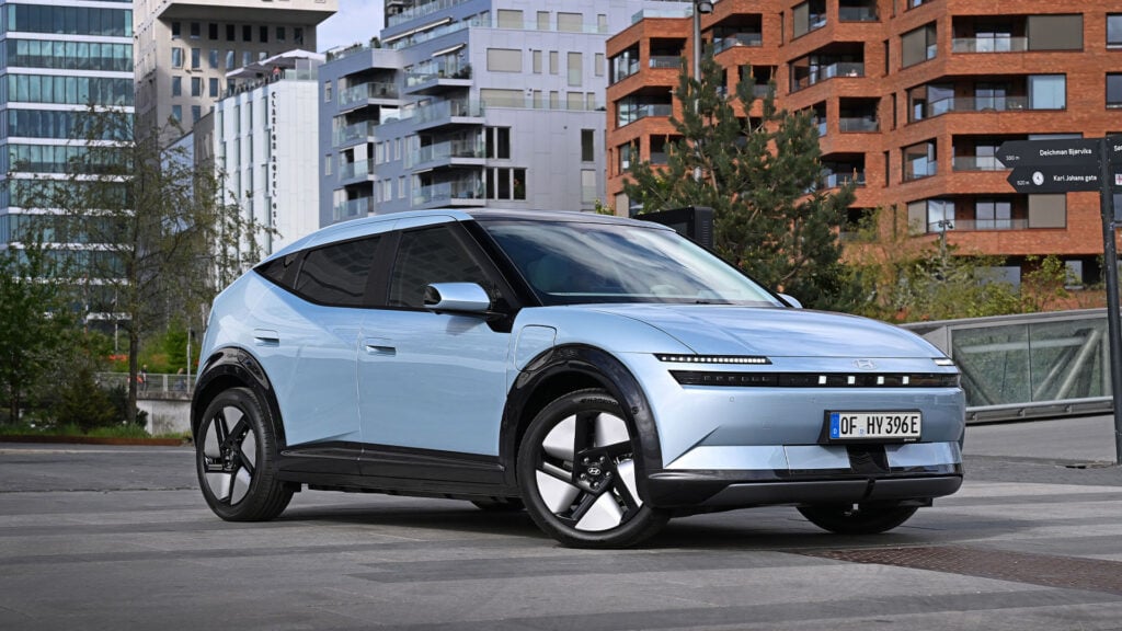 Blå Hyundai Ioniq 3 från sidan på en parkering i urban miljö.