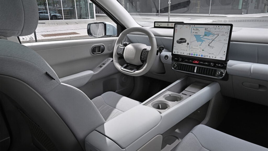 Interiör med fokus på ratten i en Hyundai Ioniq 3.