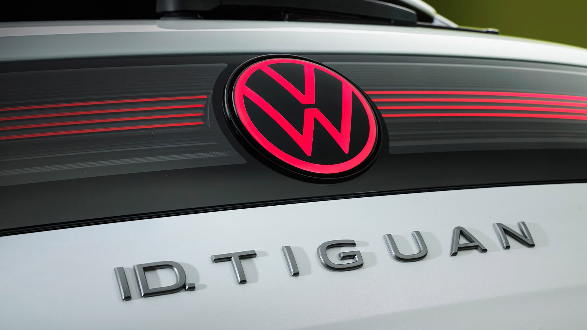 ID. Tiguan-embem i närbild.