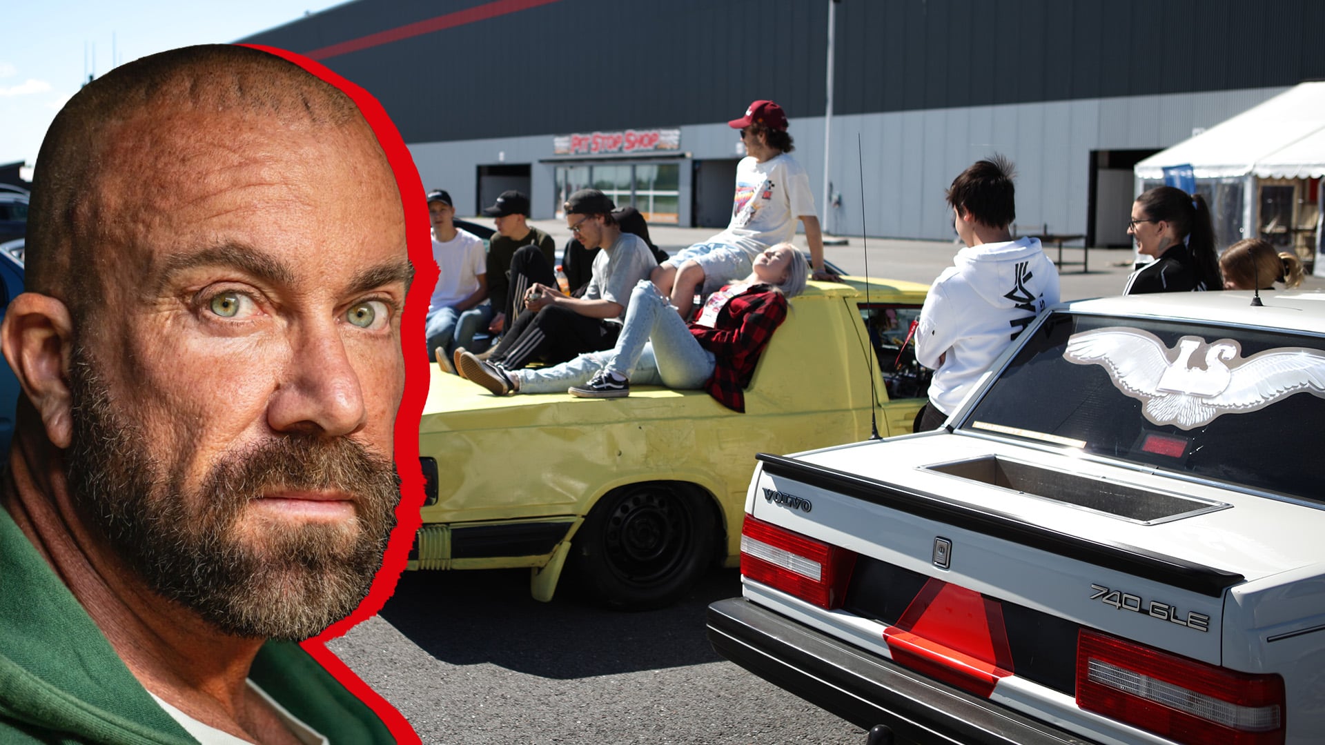 Jan Emanuel inklippt på en bild med EPA-traktorer och ett gäng ungdomar.