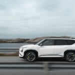Vit Kia EV5 GT i profil på bro.