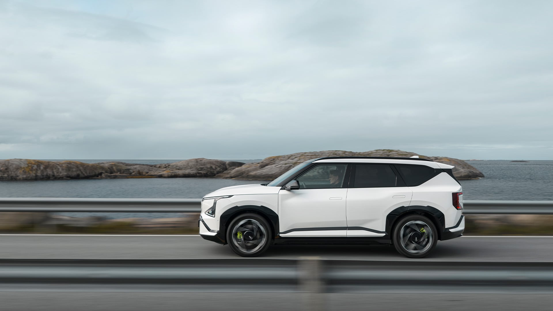 Vit Kia EV5 GT i profil på bro.