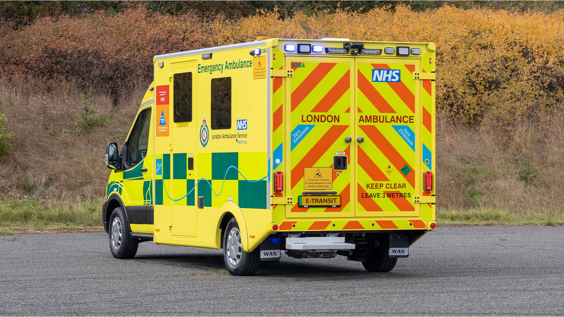 Ford E-Transit-ambulans bakifrån.