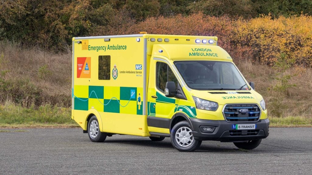 Ford E-Transit-ambulans framifrån.