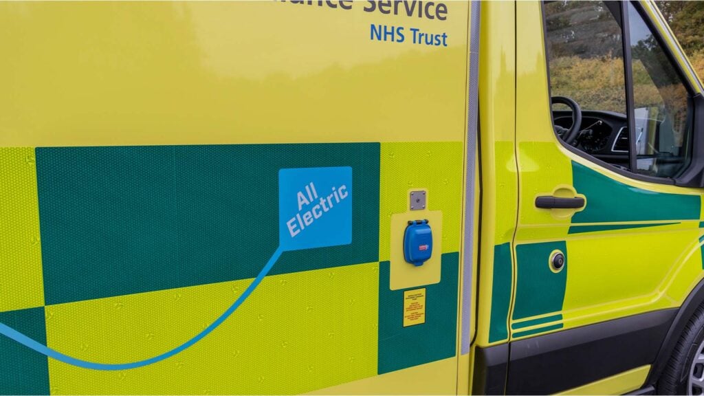 Ladduttag Ford E-Transit-ambulans.