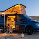 Mercedes-Benz Marco Polo står på camping med taket uppfällt.