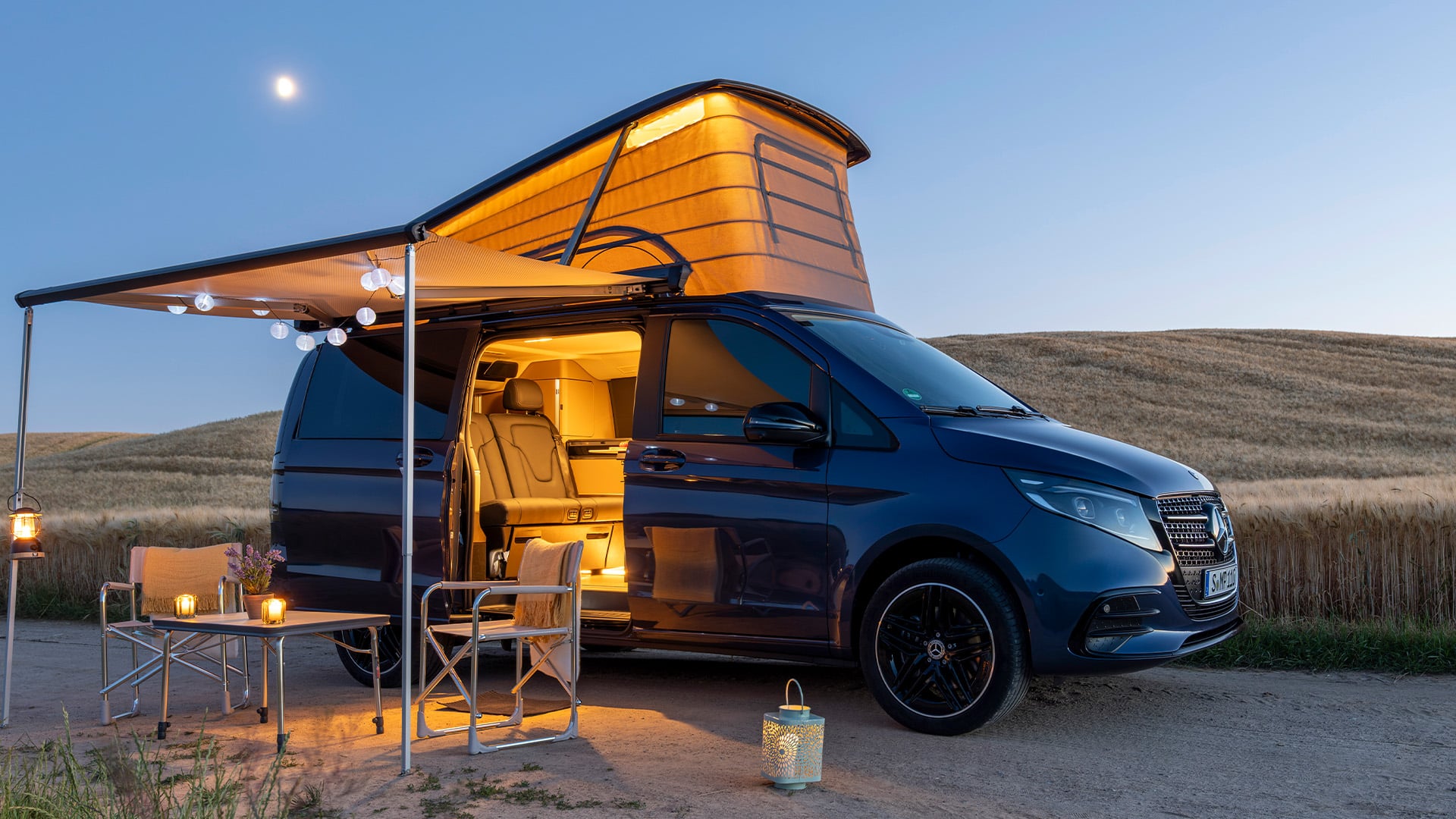 Mercedes-Benz Marco Polo står på camping med taket uppfällt.