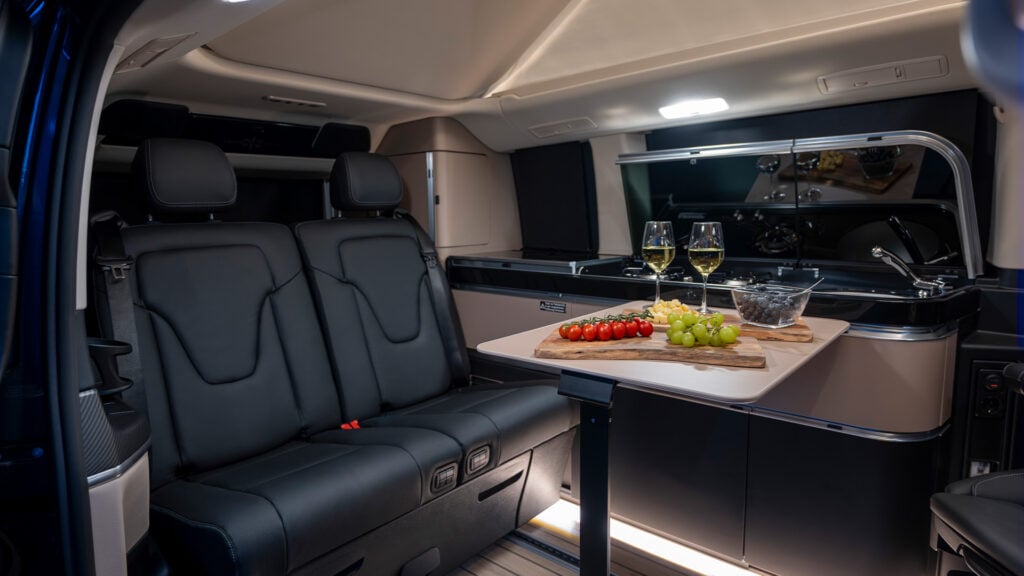 Interiör med dukat bord i Mercedes-Benz Marco Polo.