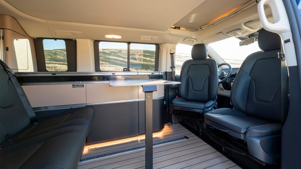 Interiör Mercedes-Benz Marco Polo med framstolarna snurrade.