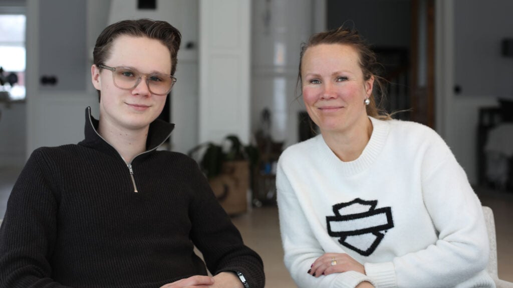 Mio Olert med sin mamma Jennie Olert i hemmet.