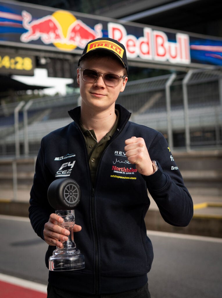 Mio Olert gör segerhälsning med pokal i hand på Red Bull Ring i Österrike.