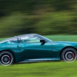 Grön Nissan Fairlady Z Nismo i profil på landsväg.