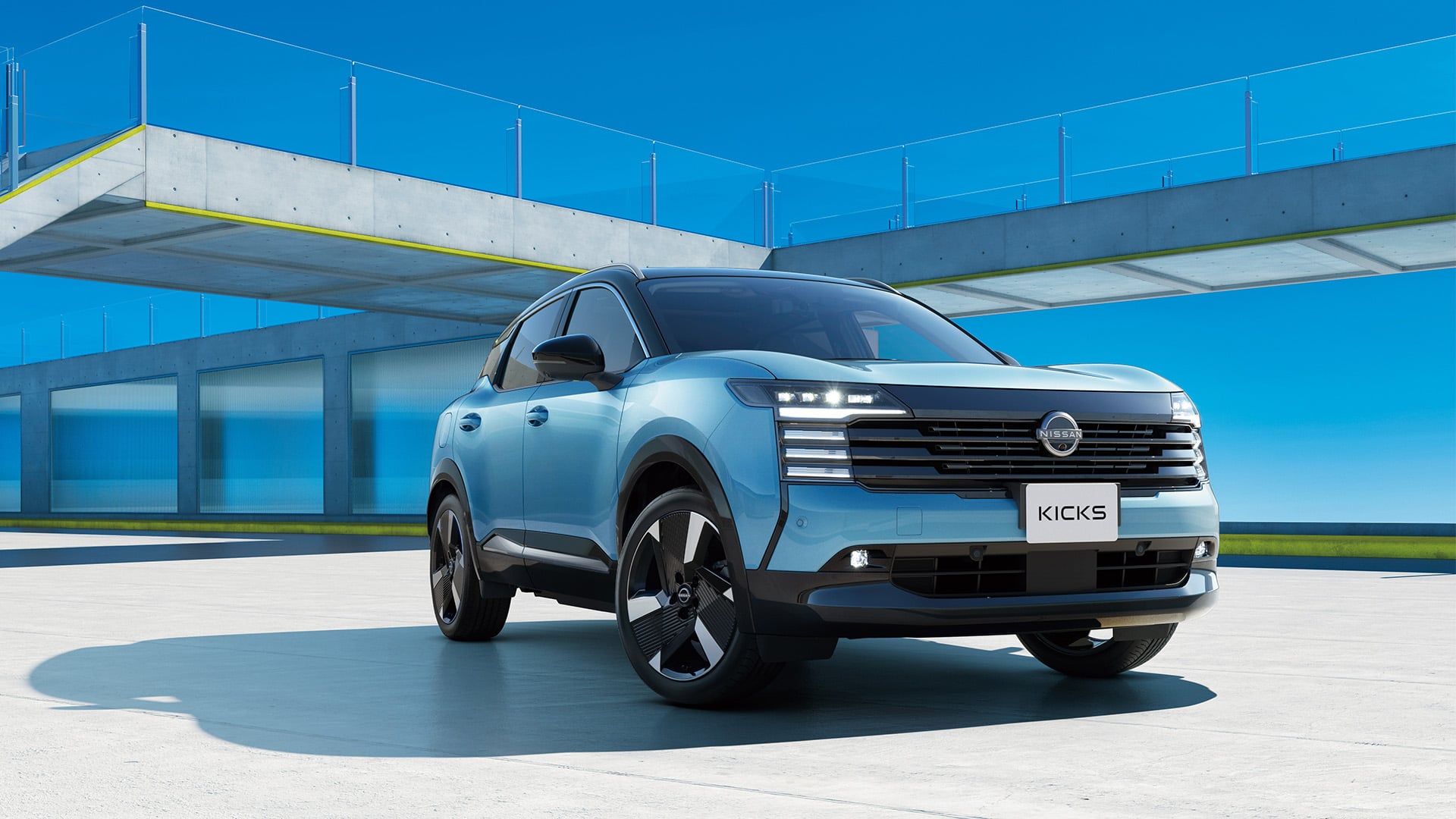 Blå Nissan Kicks framifrån.