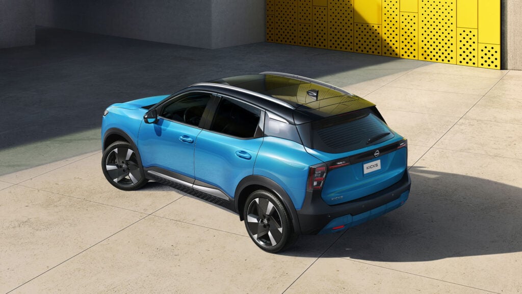 Blå Nissan Kicks snett bakifrån.