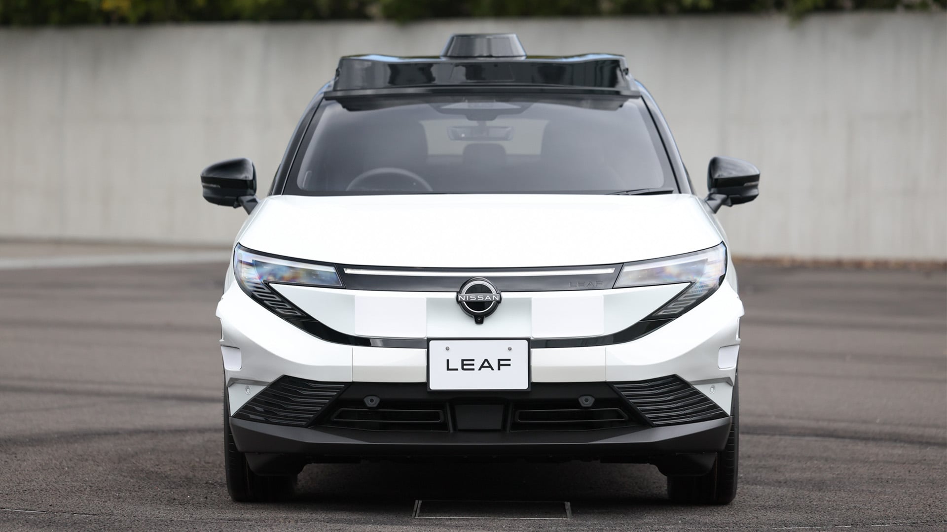 Vit Nissan Leaf Robotaxi framifrån.