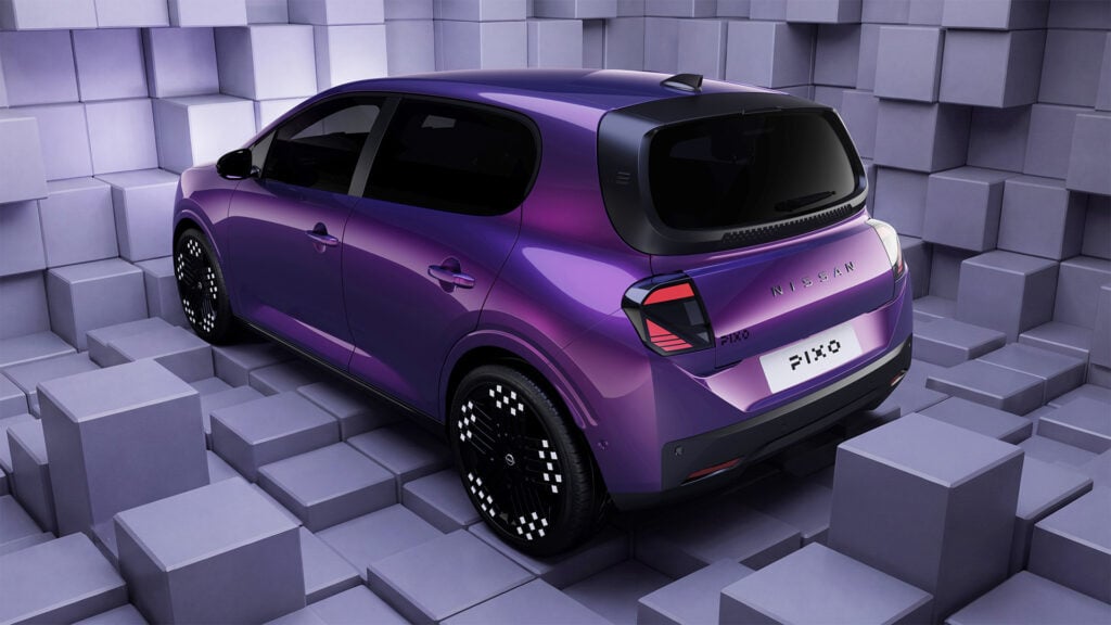 Lila Nissan Pixo snett bakifrån.