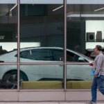 En fotgängare passerar en Polestar-anläggning i Beverly Hills i Kalifornien.