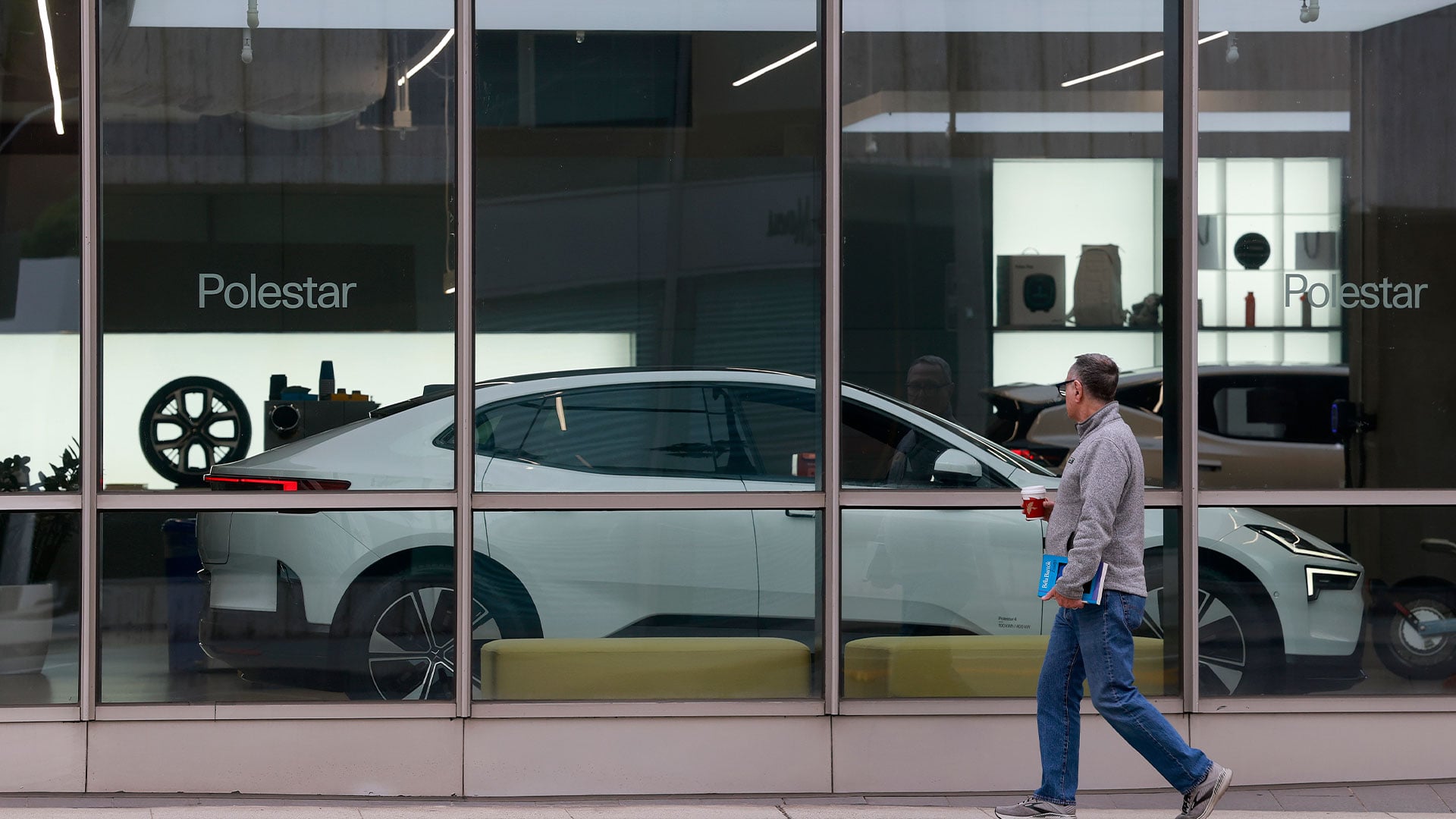 En fotgängare passerar en Polestar-anläggning i Beverly Hills i Kalifornien.