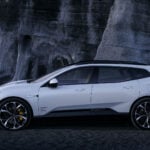 Vit Polestar 4 SUV i profil.