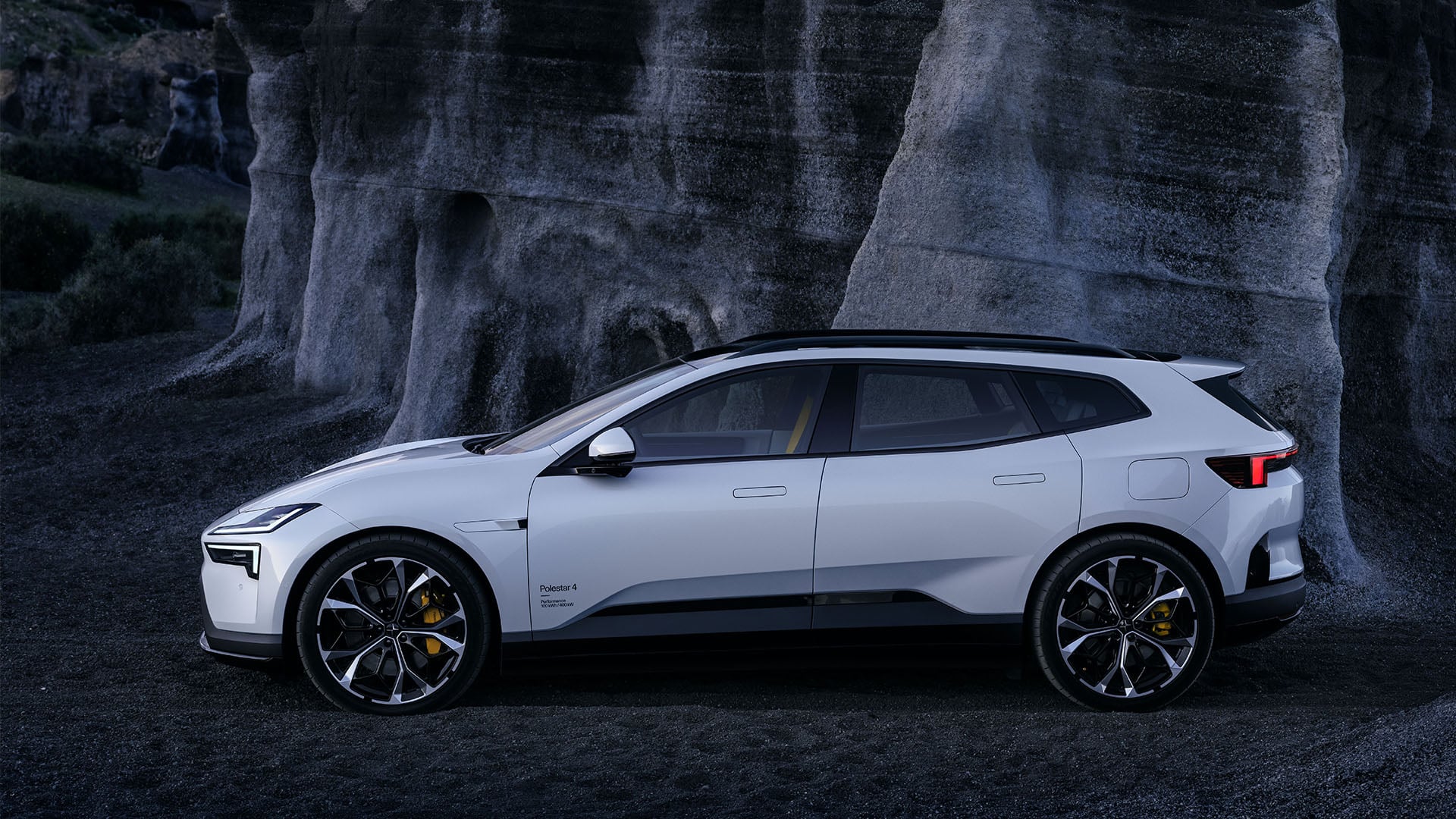 Vit Polestar 4 SUV i profil.