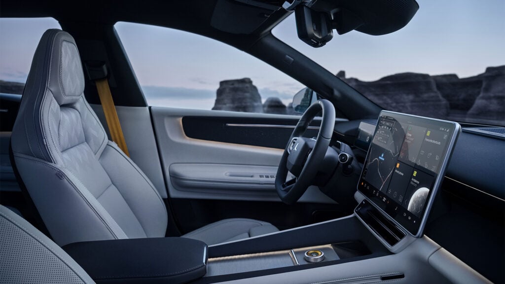 Interiör förarmiljö Polestar 4 SUV. 