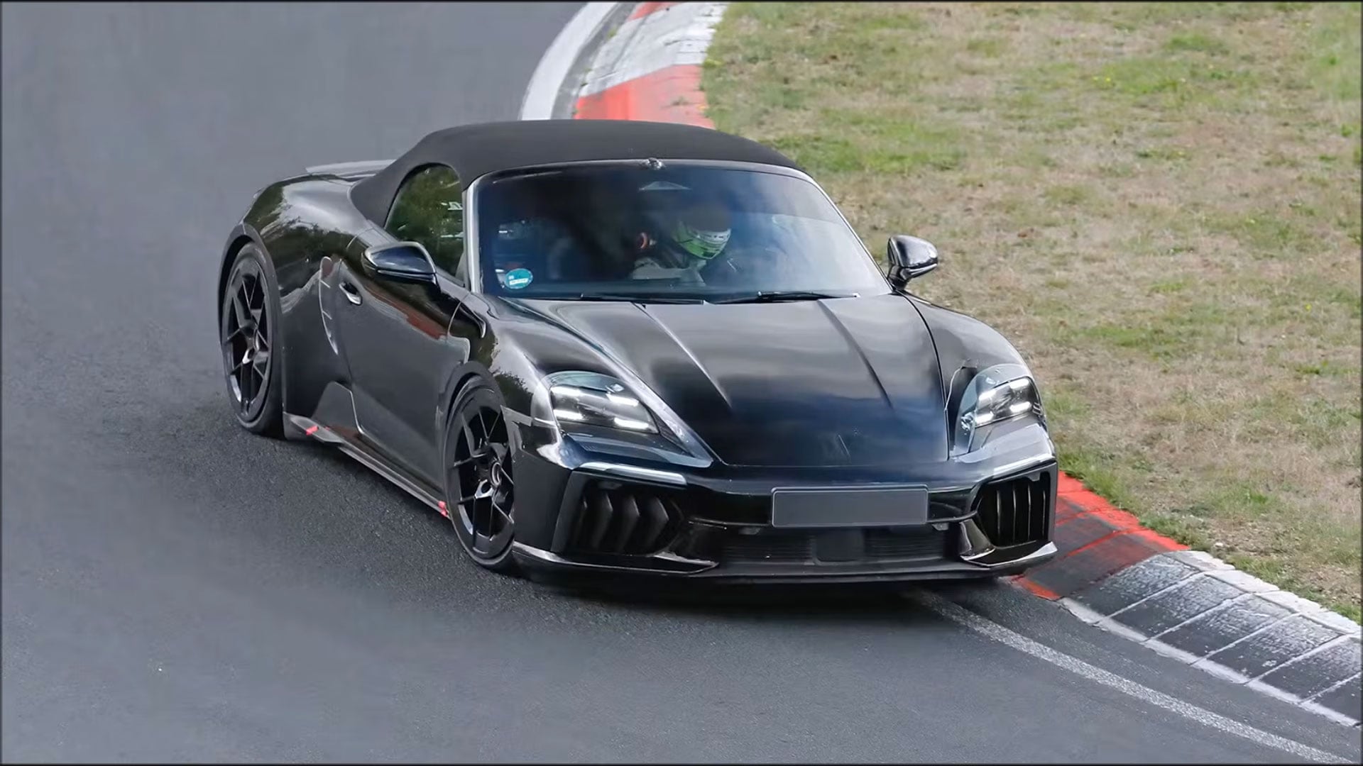 Delvis maskerad Porsche 718 Boxster prototyp-elbil körs på under test på racebanan Nürburgring.