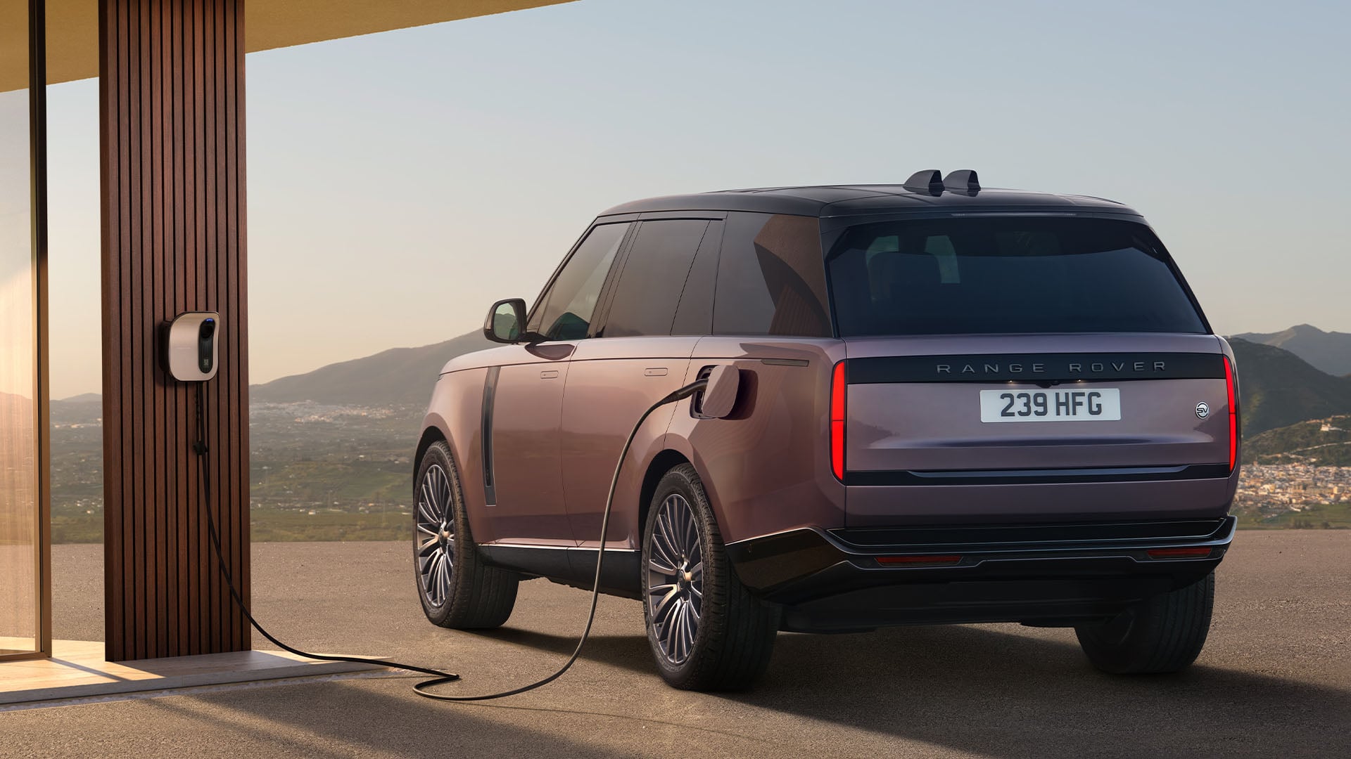 Lila Range Rover Electric laddar.
