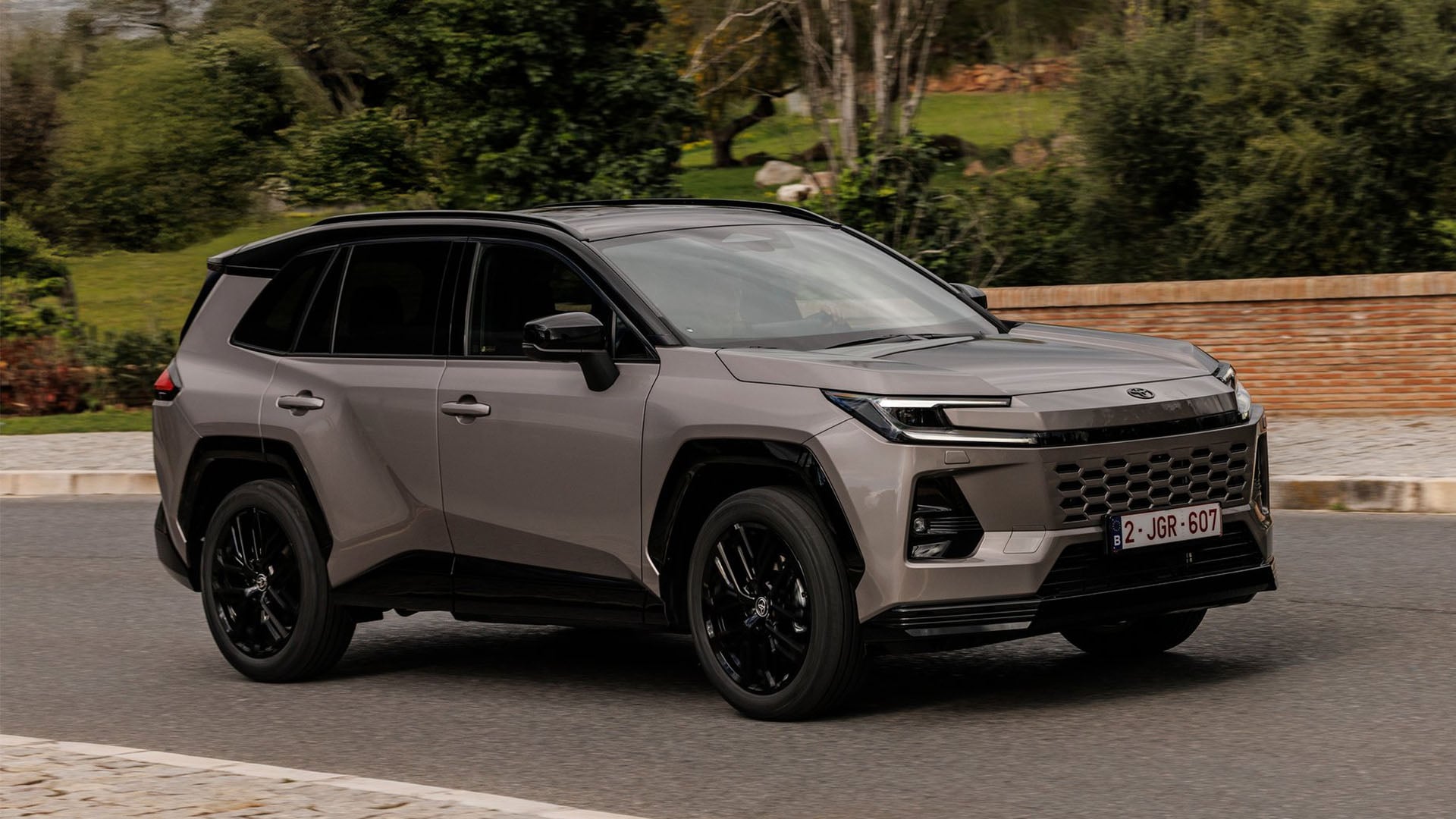 Toyota RAV4 snett framifrån på väg.