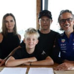 Familjen Räikkönen tillsammans med Red Bulls stallchef Laurent Mekies.