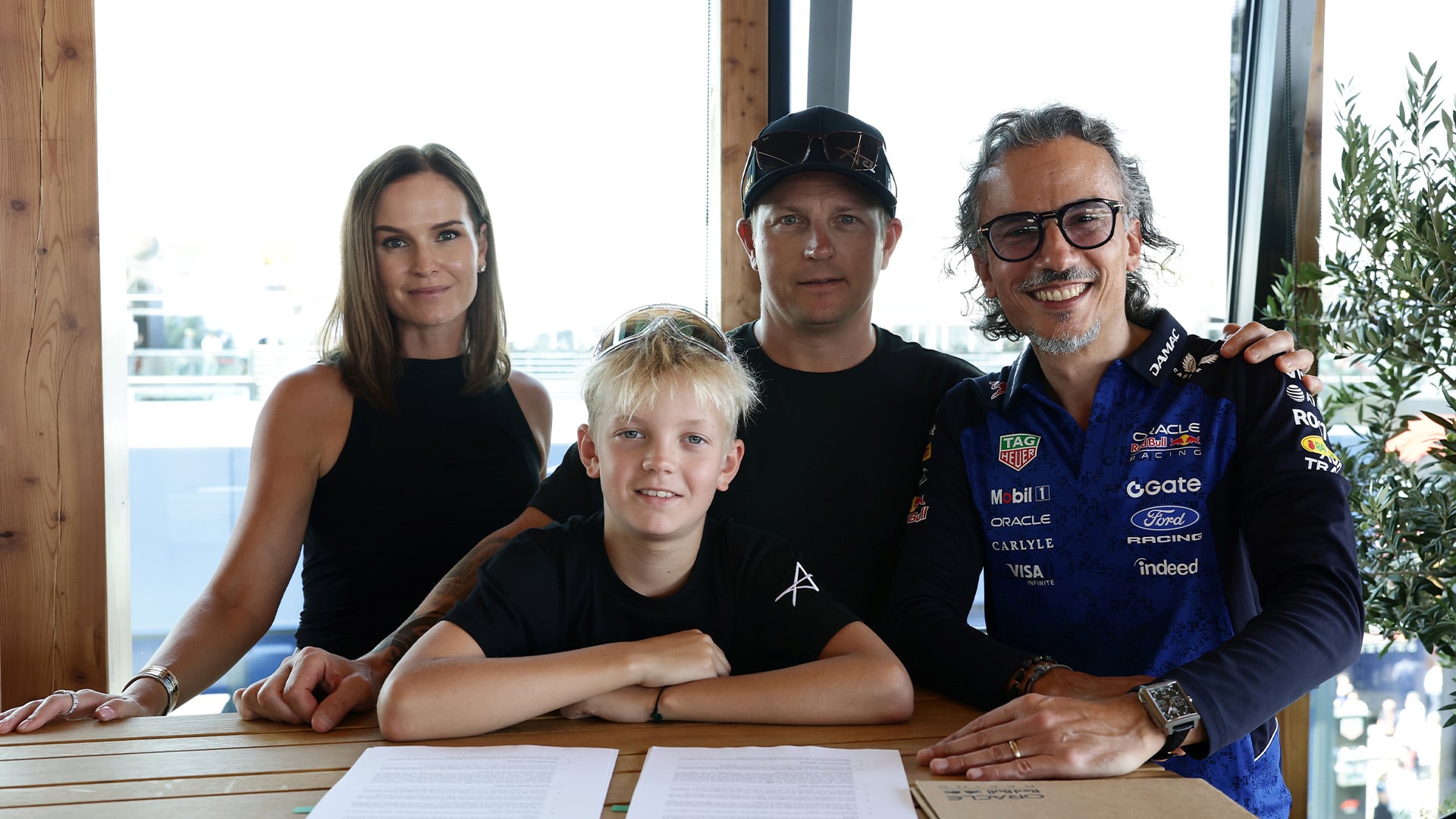 Familjen Räikkönen tillsammans med Red Bulls stallchef Laurent Mekies.