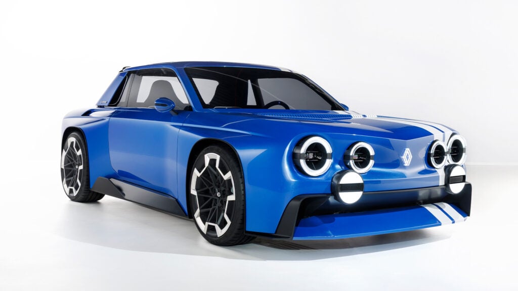 Renault 8 Gordini Concept snett framifrån i vit studiomiljö.