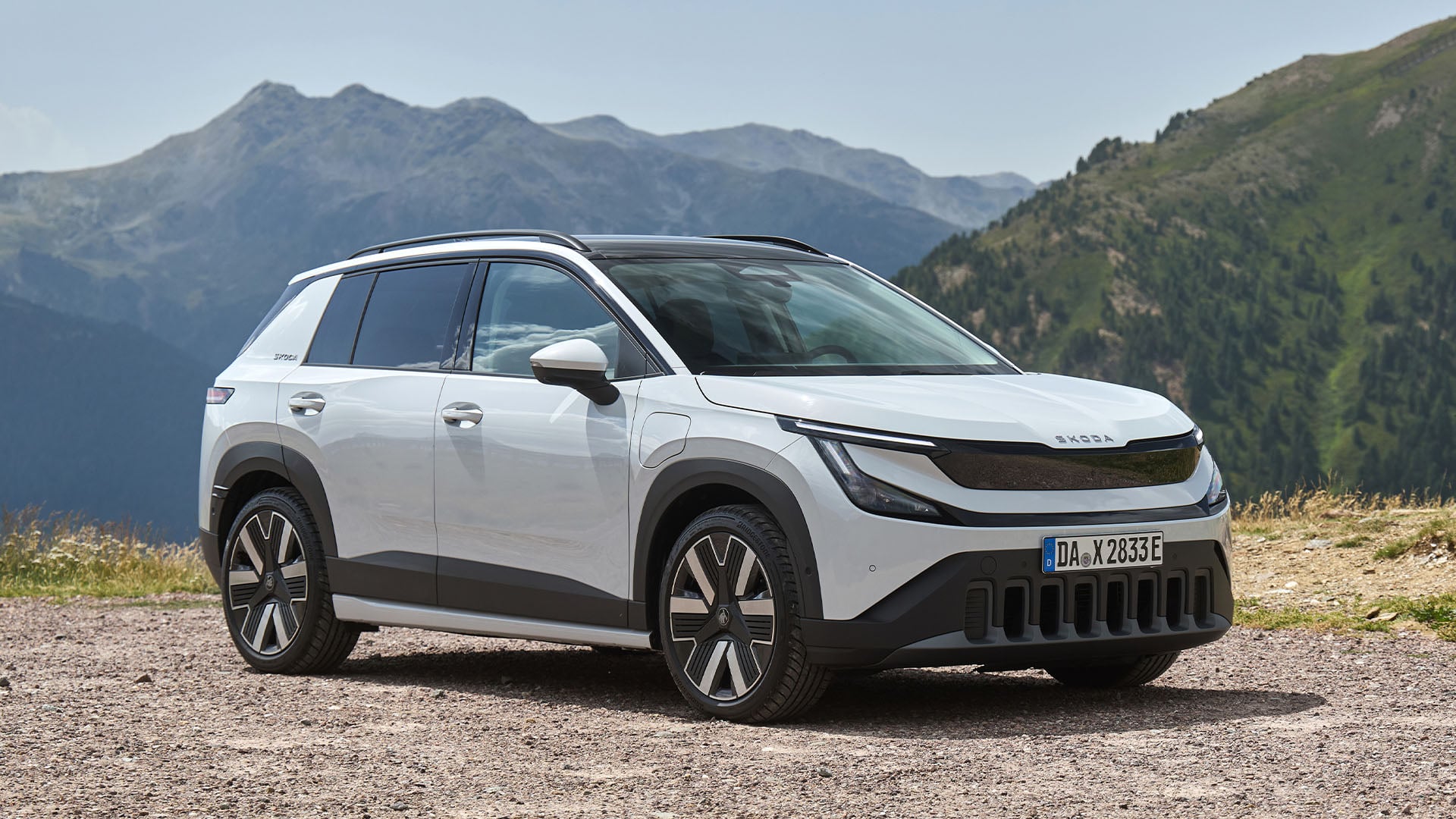 Vit Skoda Epiq 40 snett framifrån med natur i bakgrunden.
