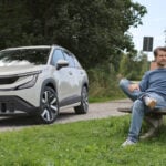 Skoda Epiq parkerad med John Sempill på en bänk bredvid den.