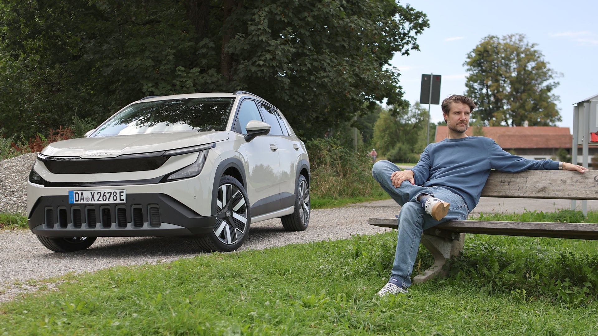 Skoda Epiq parkerad med John Sempill på en bänk bredvid den.