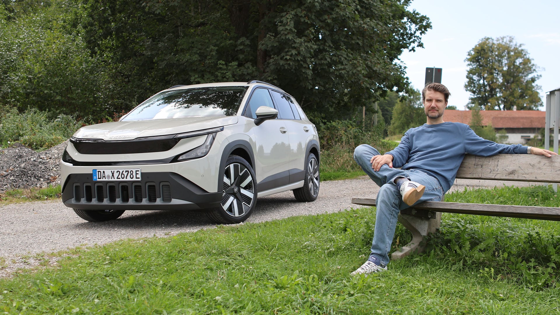 Skoda Epiq till vänster och John Sempill till på en bänk till höger om bilen.