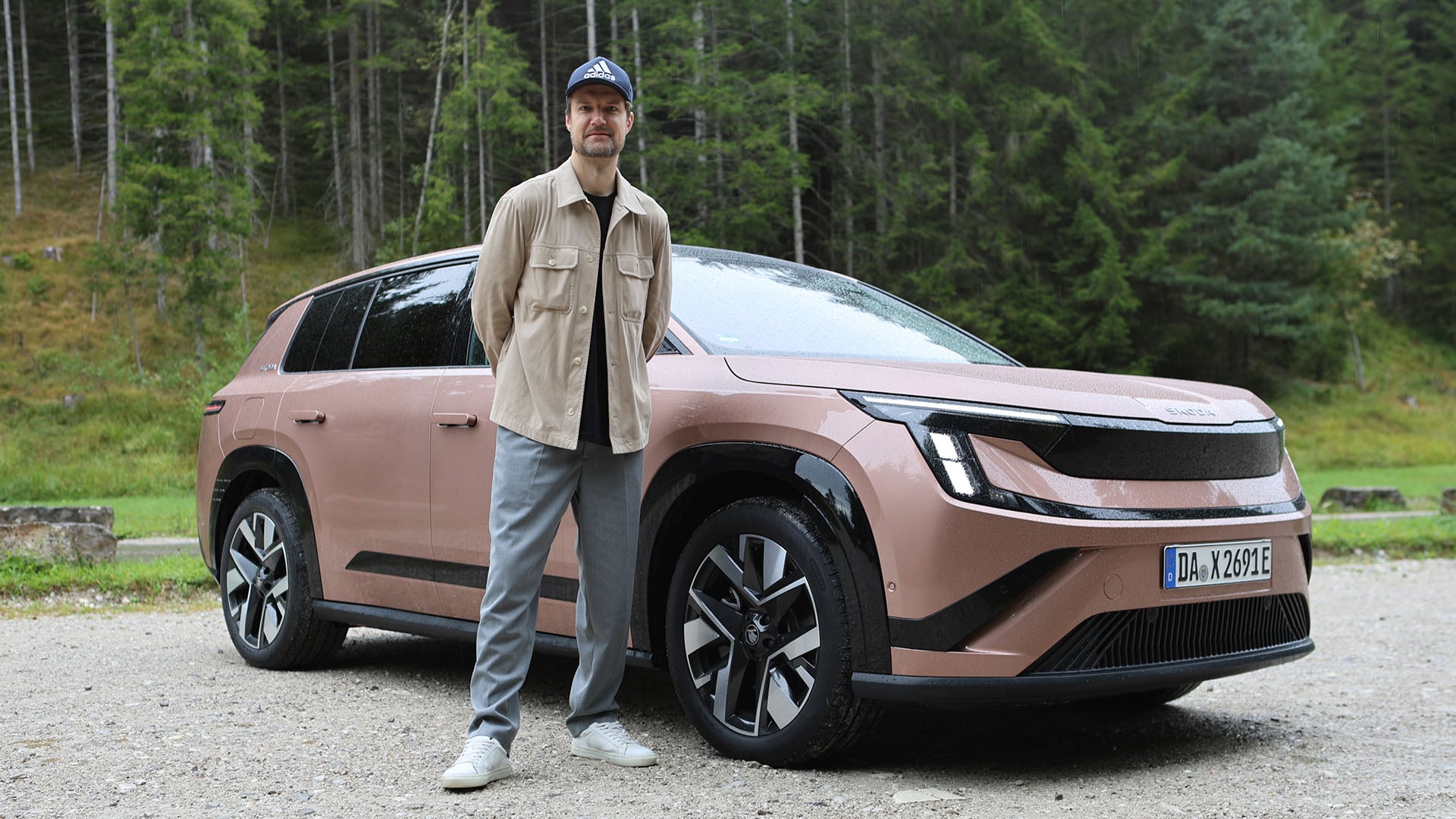 Rosewood Beige-färgad Skoda Peaq med John Sempill framför.