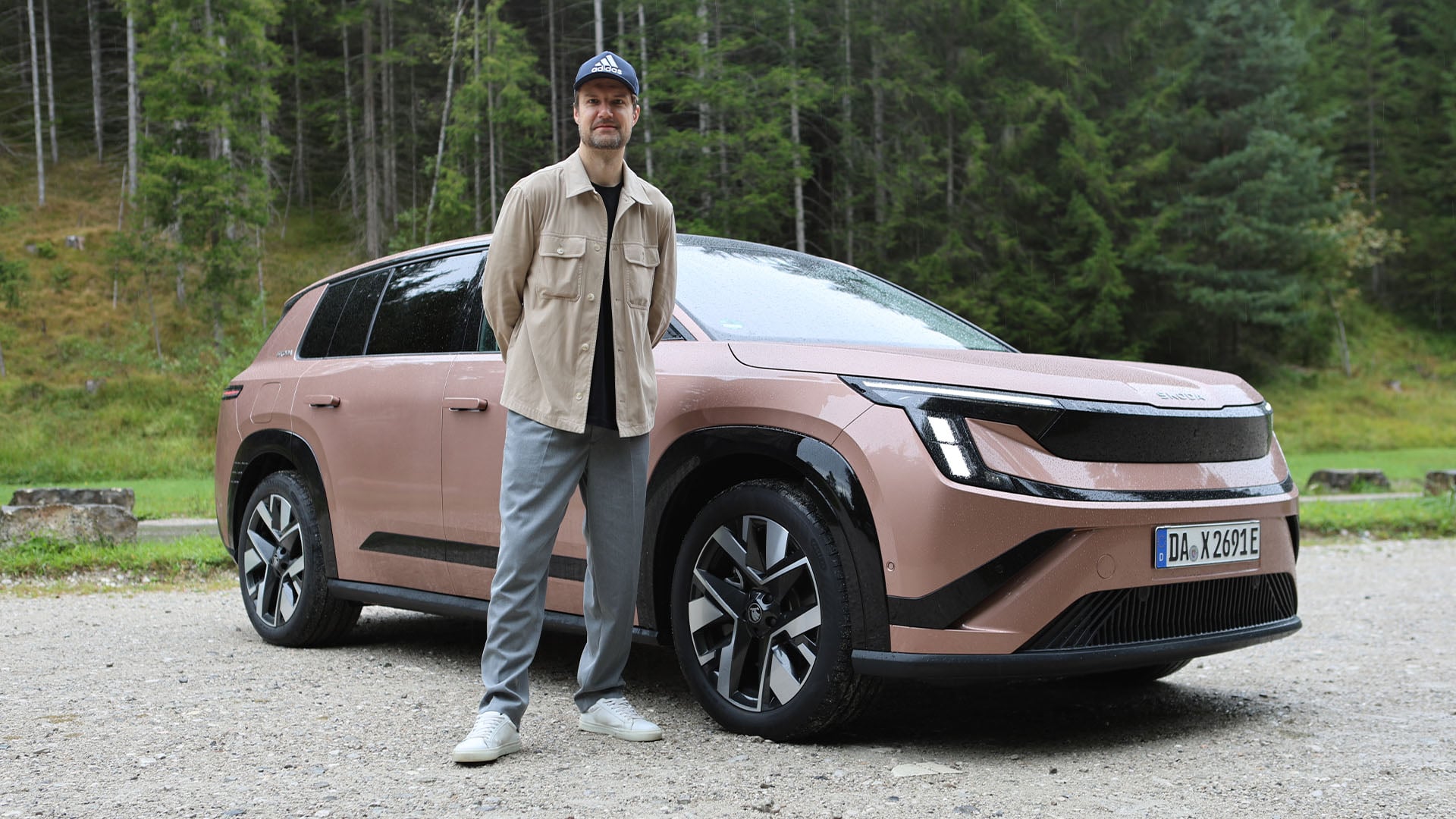 John Sempill står framför en copparfärgad Skoda Peaq.