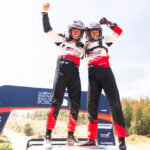Elliott Edmondson till vänster i bild och Oliver Solberg till höger efter segern i Chile.