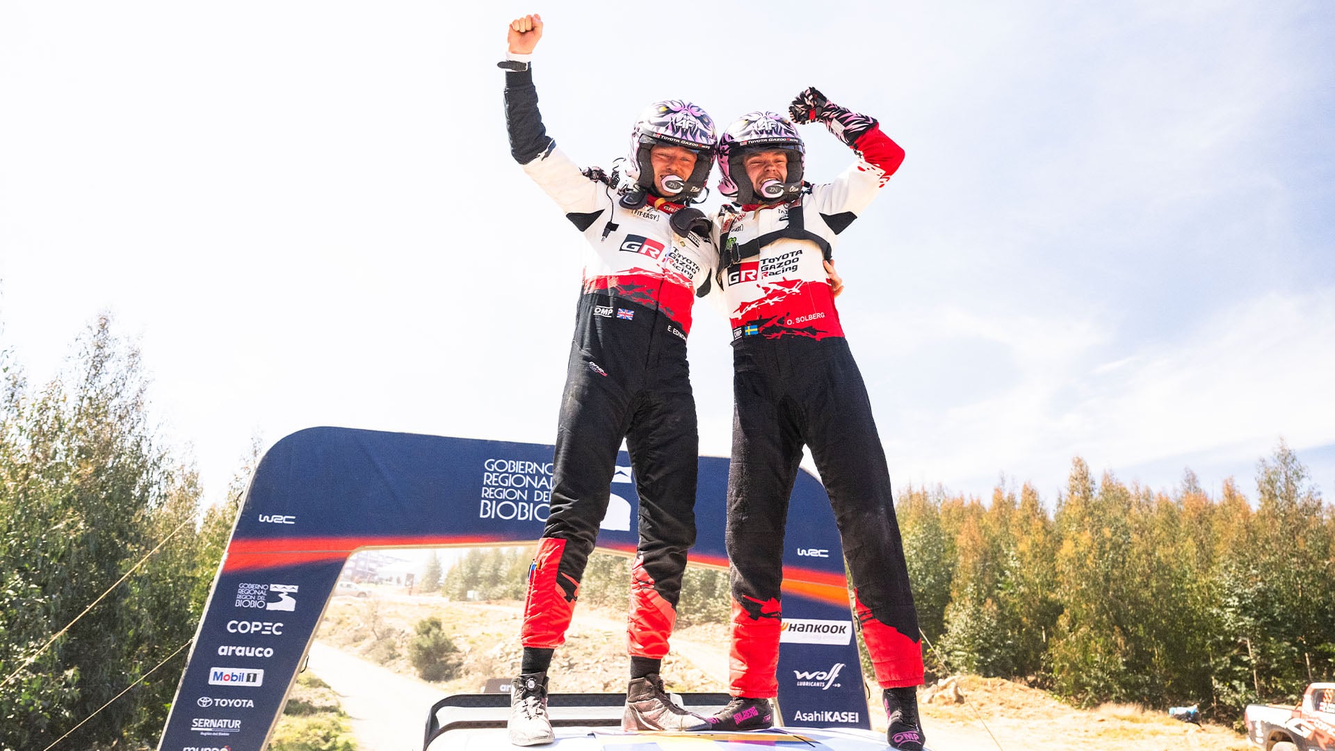 Elliott Edmondson till vänster i bild och Oliver Solberg till höger efter segern i Chile.