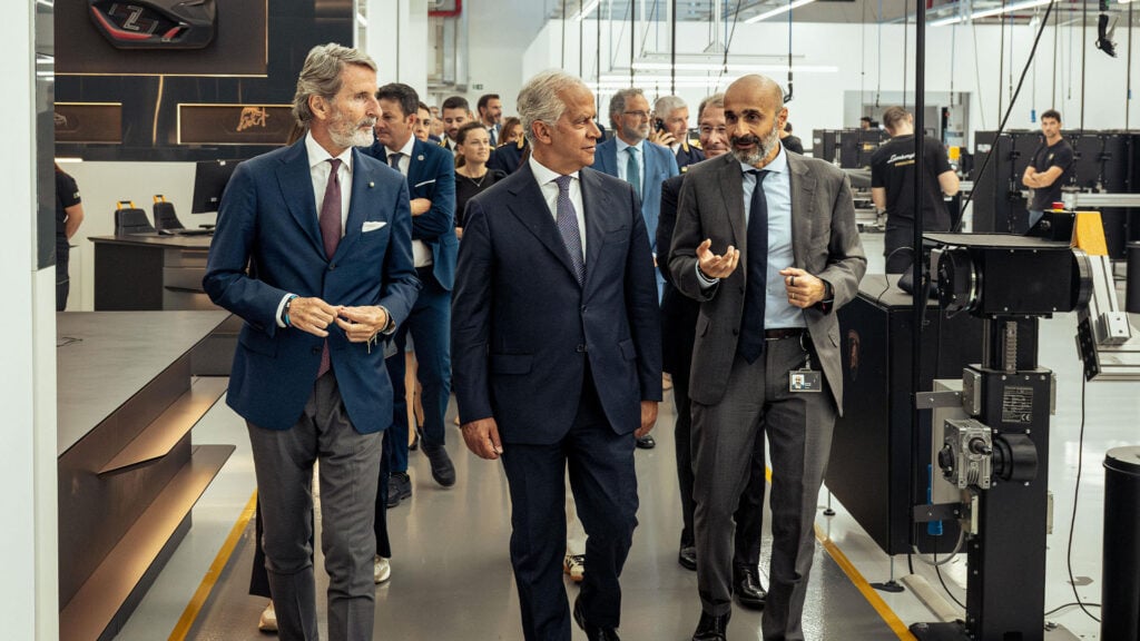 Stephan Winkelmann, Matteo Piantedosi och Ranieri Niccoli på Lamborghini-fabriken.