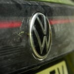 Smutsigt Volkswagen-emblem på en lika smutsig bil.