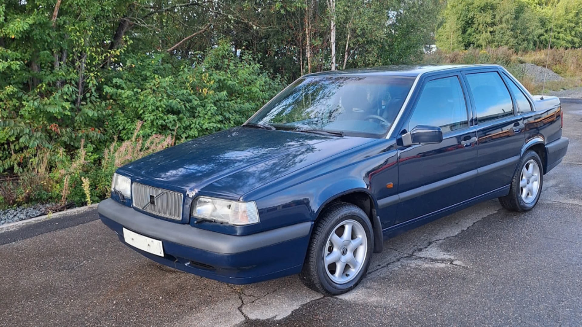 Blå Volvo 850 med 27 mil.