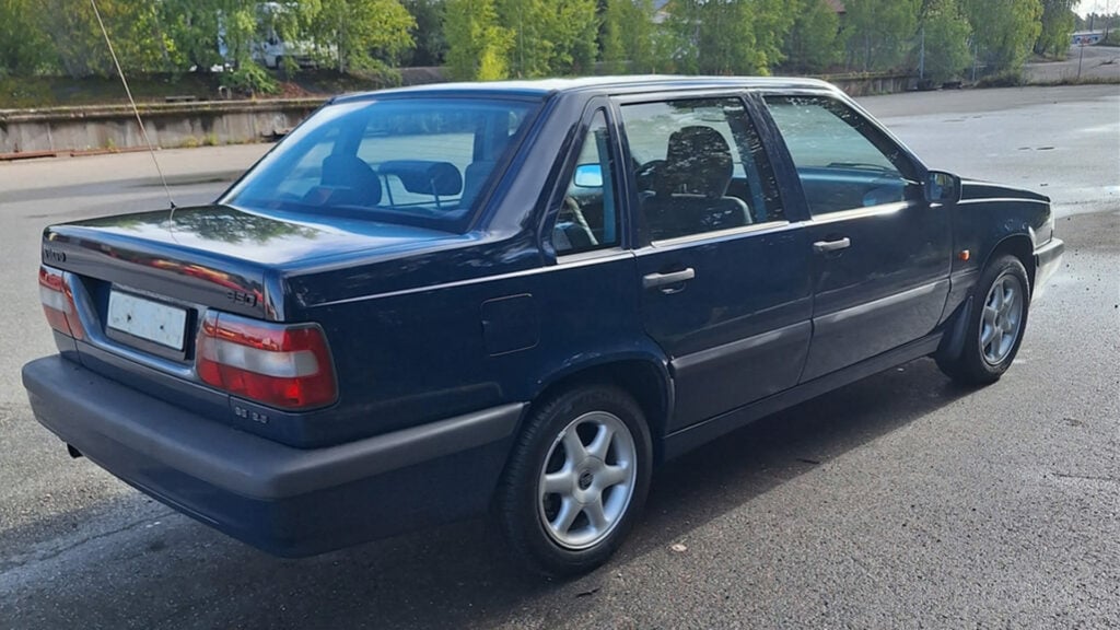 Blå Volvo 850 snett bakifrån med 27 mil på mätaren.