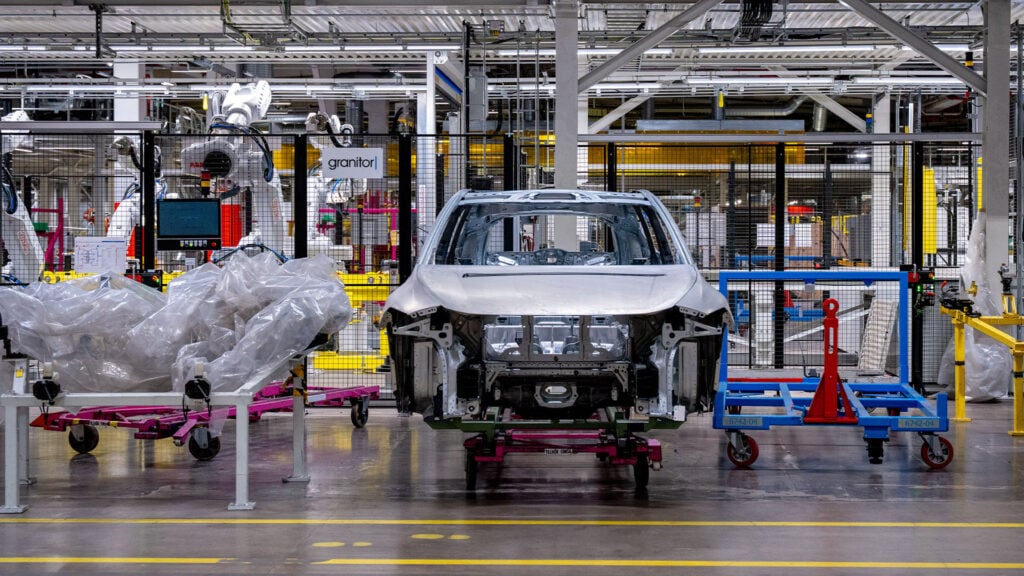 En olackerad Volvo EX60 sätts ihop på Volvo Cars fabrik. 