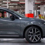 På Volvo Cars fabrik med fokus på en Volvo EX60 med vice statsminister Ebba Busch i passagerarsätet.