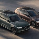 Grön Volvo XC90 bredvid en copparfärgad Volvo XC60.