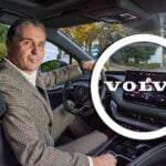 Klaus Zellmer sitter i en Skoda. Till höger är en Volvo-logga inklistrad.