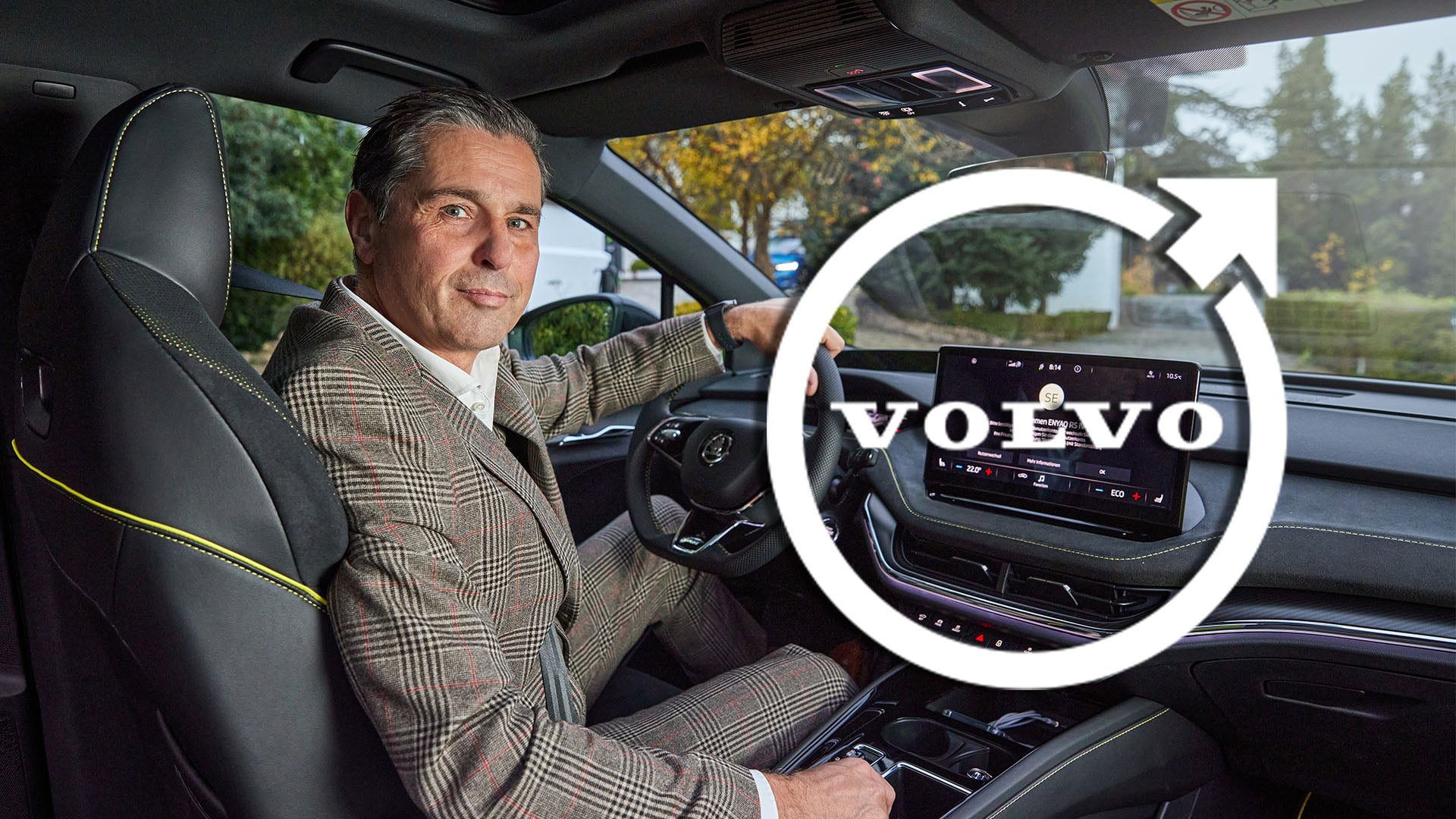 Klaus Zellmer sitter i en Skoda. Till höger är en Volvo-logga inklistrad.