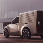 Citroën 2 CV Fourgonnette Concept snett bakifrån mot betongmiljö.