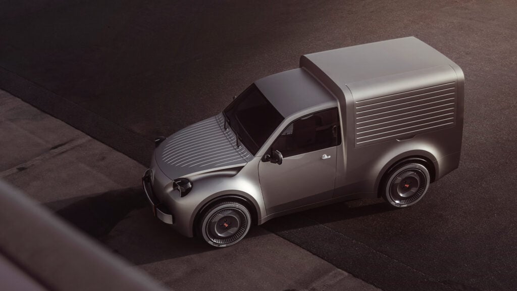 Citroën 2 CV Fourgonnette Concept snett uppifrån mot betongmiljö.